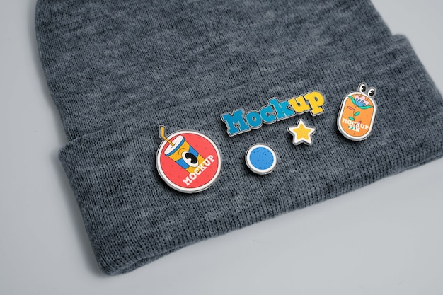 PSD pins mockup op beanie nat