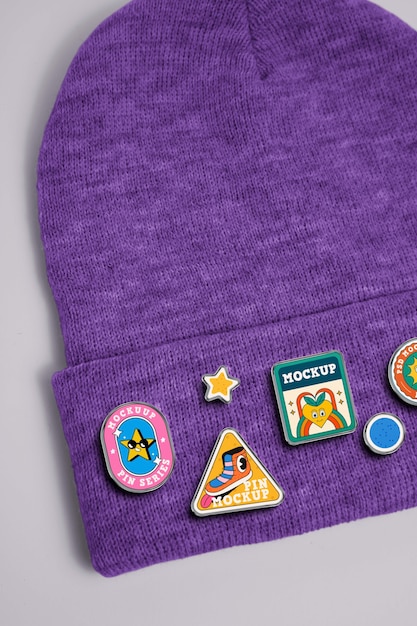 PSD pins mockup op beanie nat