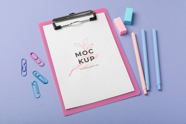 Mock-up planner con cancelleria per ufficio