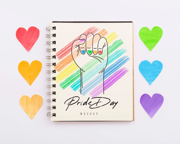 Płaski układ notebooka z tęczowymi sercami dla dumy LGBT