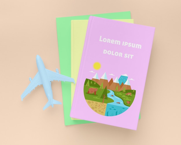 Płaskie książki z niebieskim samolotem
