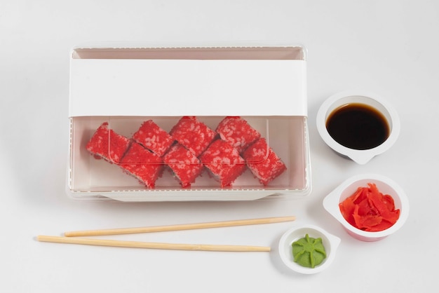 Plastic aziatische voedselverpakking met sushi-labelmodel