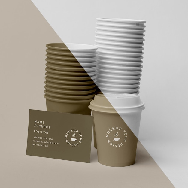 PSD plastic bekers met koffie mock up op tafel