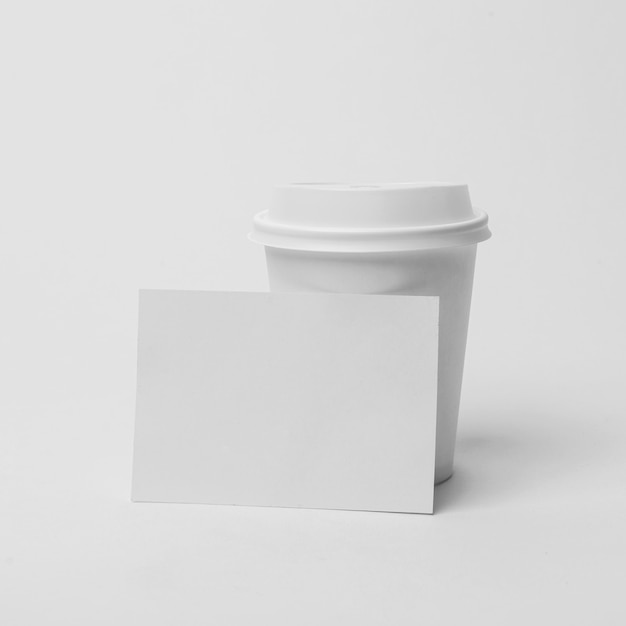 PSD plastic bekers met koffie mock up op tafel