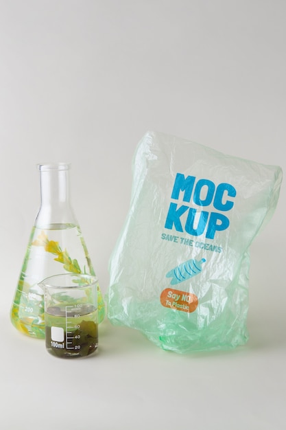 海藻が入ったプラスチック沼のモックアップ