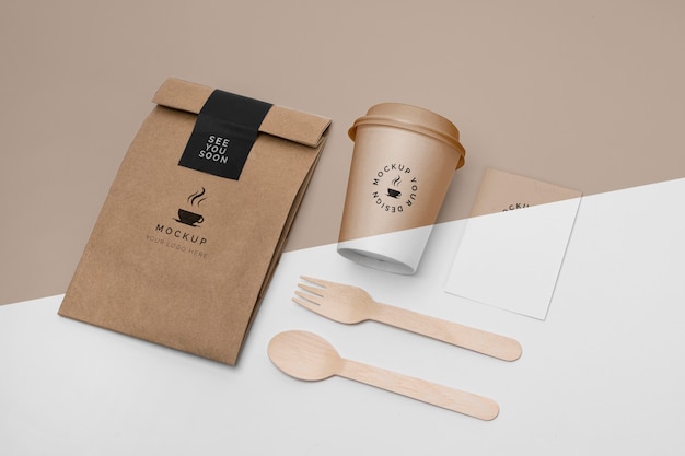 PSD bicchiere di plastica e sacchetto di carta con caffè mock up