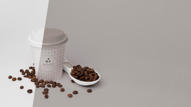 PSD 원두 커피와 플라스틱 컵