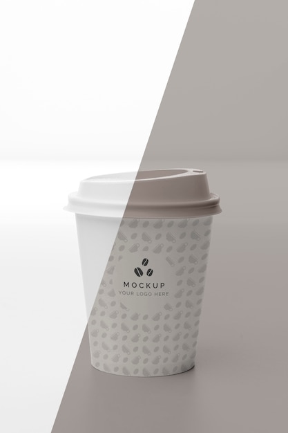 テーブルの上にコーヒーのモックアップとプラスチック製のカップ