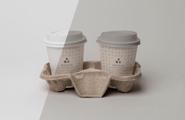 PSD bicchiere di plastica con caffè mock up a sostegno