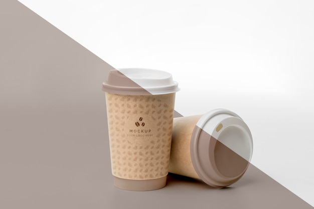 PSD tazza di plastica con caffè mock up sul tavolo