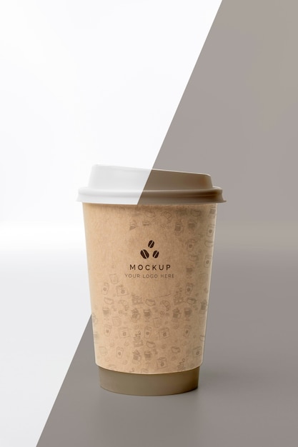 Tazza di plastica con caffè mock up sul tavolo