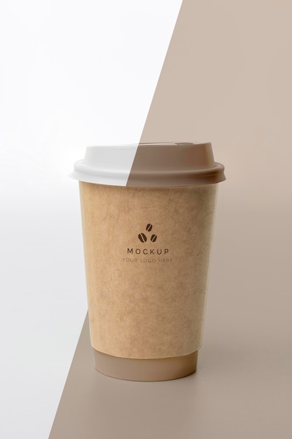 PSD tazza di plastica con caffè mock up sul tavolo