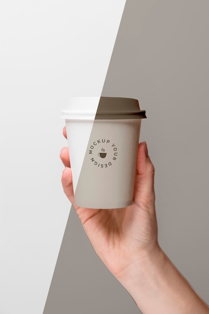 PSD tazza di plastica con caffè mock up