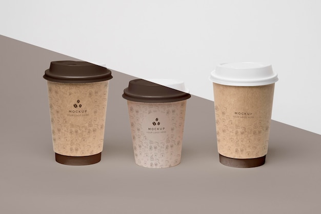 コーヒーのモックアップとプラスチックカップ