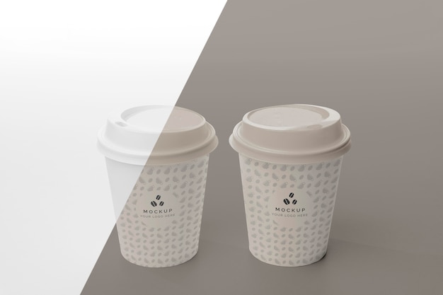 テーブルの上にコーヒーのモックアップとプラスチック製のコップ