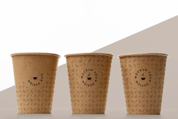 Bicchieri di plastica con caffè mock up sul tavolo