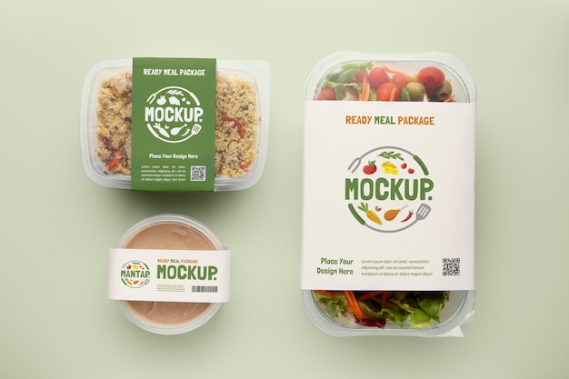 PSD mock-up di imballaggi in plastica per piatti pronti e cibo in movimento