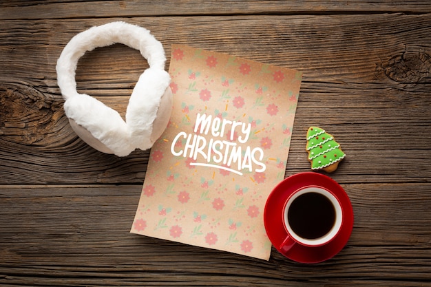 Plat kopje koffie met vrolijke kerst brief