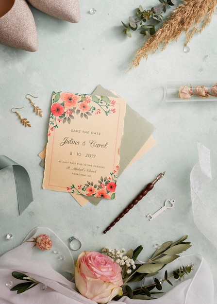 Plat lag arrangement van bruiloft elementen met kaart mock-up