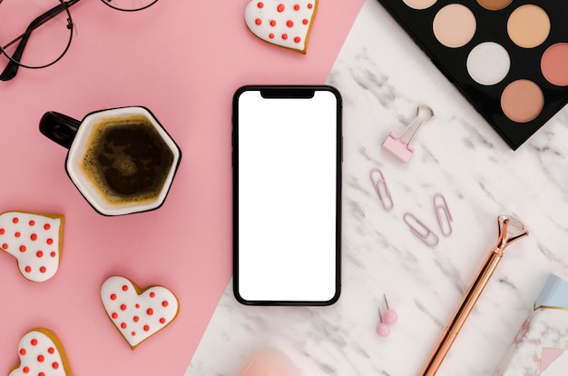 Plat lag smartphone mock-up met make-up palet en koffie