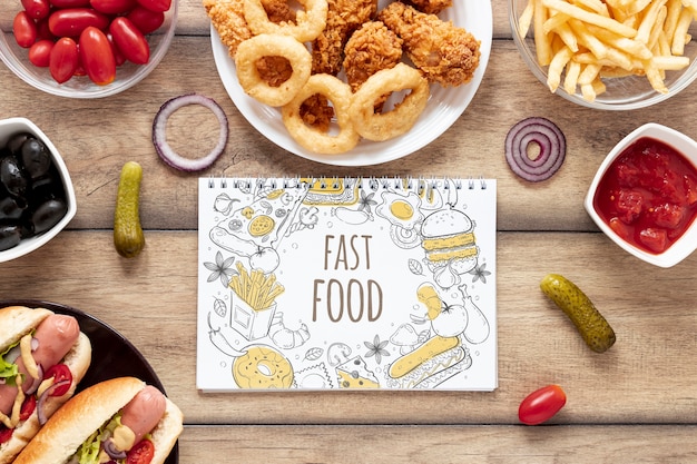 Plat leggen van heerlijk fastfood op houten tafel