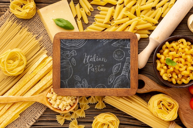 PSD plat ongekookt pasta assortiment met schoolbord mock-up