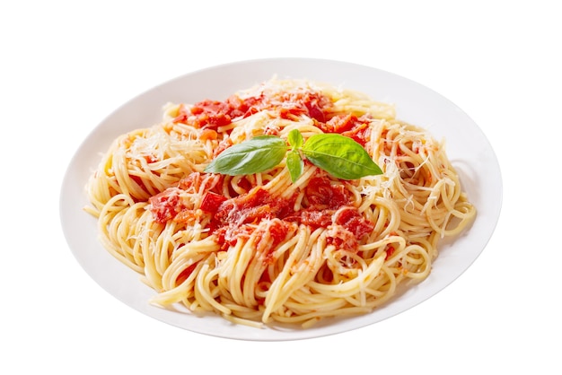 透明な背景のトマトソースのパスタの皿