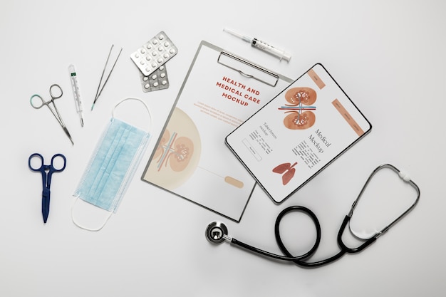 Platliggend klembord en medicijnarrangement