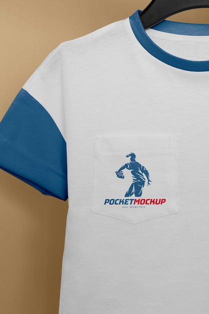 PSD 옷걸이가 있는 티셔츠에 포켓 모형