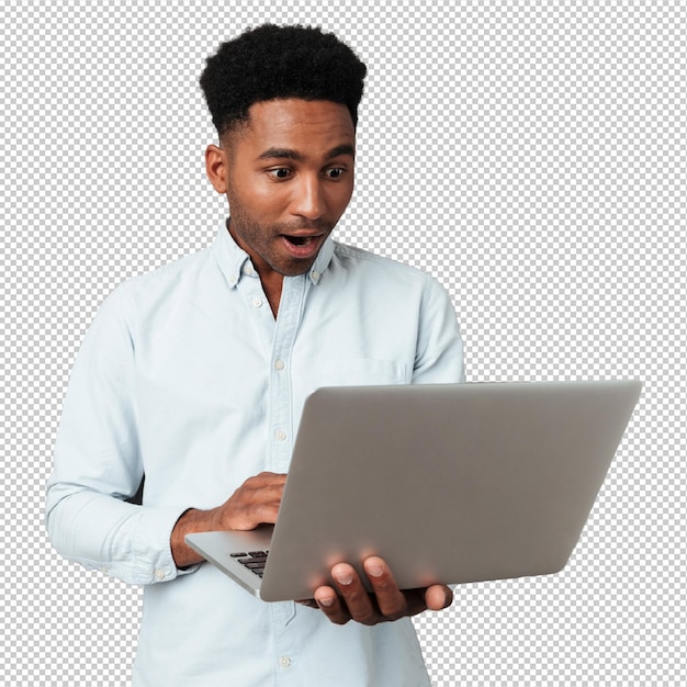 Podekscytowany Afroamerykanin patrzący na ekran laptopa