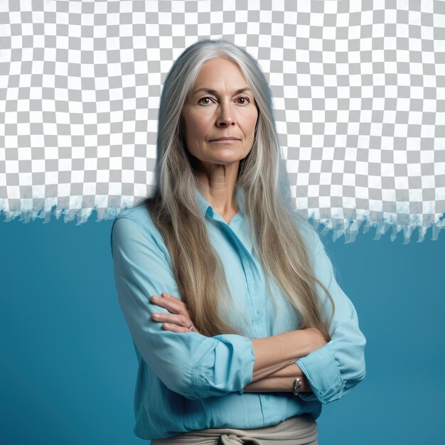 PSD pokorna kobieta w średnim wieku z długimi włosami ze skandynawskiej etniczności ubrana w strój fizyka pozuje w poważnej pozycji ze złożonymi ramionami na pastelowo niebieskim tle