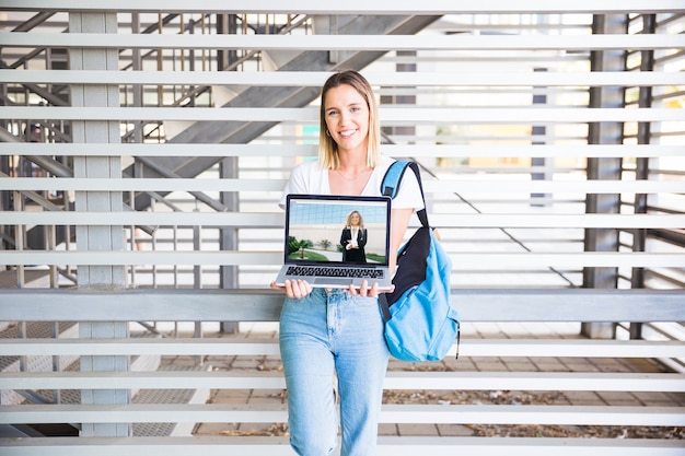 Popiera szkoły pojęcie z dziewczyną przedstawia laptop