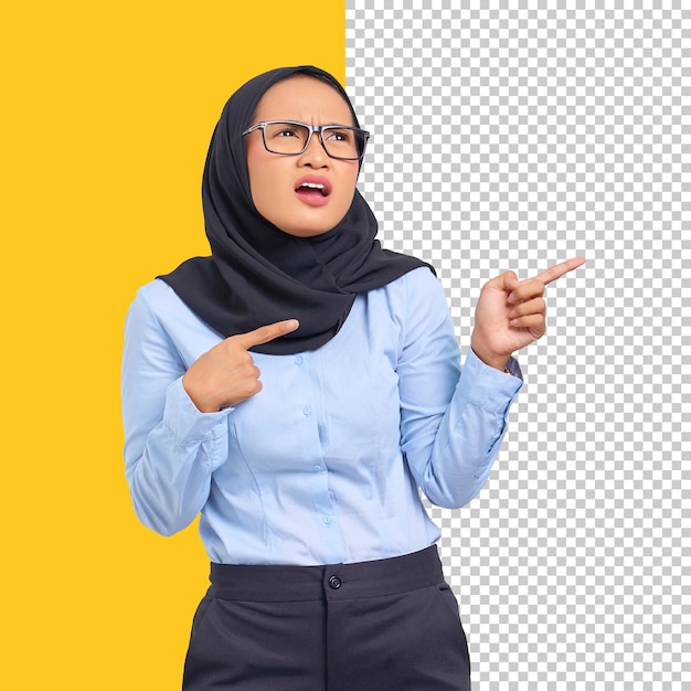 PSD コピースペースで指を指しているショックを受けた若いアジアの女性の肖像画