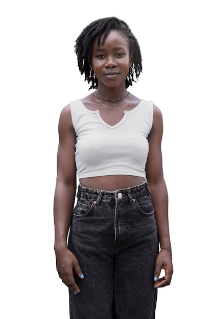 Портрет молодой женщины с афро-прической с дредами