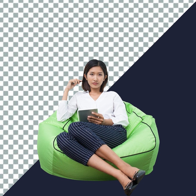 Portret van een gelukkige Aziatische vrouw met een touchpad op een doorzichtige achtergrond