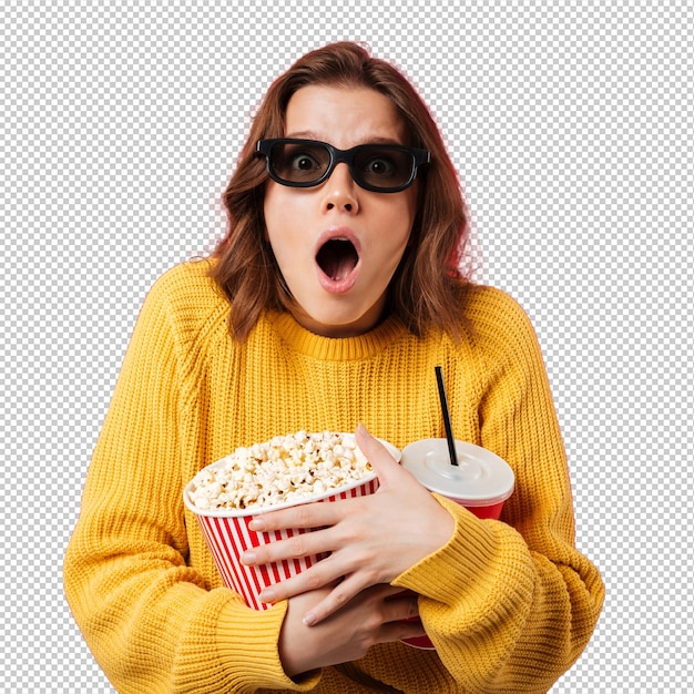 Portret van een geschokte vrouw met een zonnebril die popcorn vasthoudt