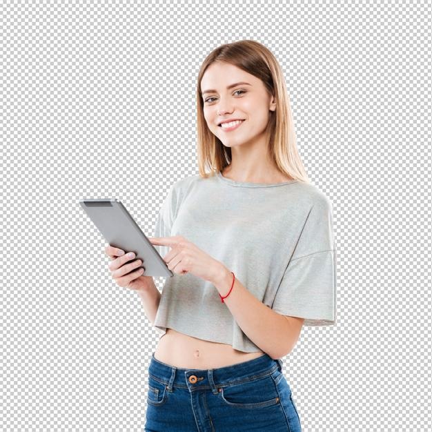 Portret van een glimlachend meisje dat staat en een tablet aanraakt