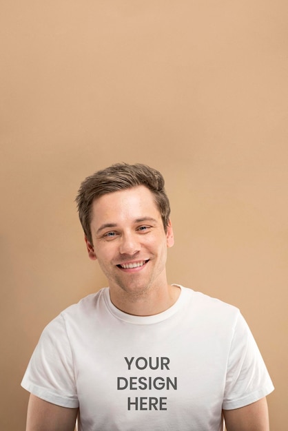 Portret van een knappe man in een witte T-shirt
