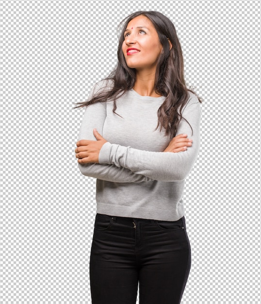 Portret van het jonge Indische vrouw omhoog kijken, het denken aan iets pret en het hebben van een idee