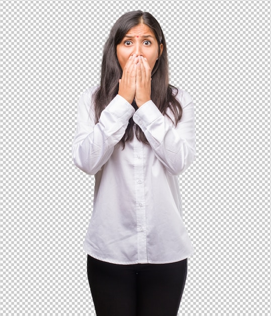 Portret van jonge Indiase vrouw erg bang en bang, wanhopig op zoek naar iets