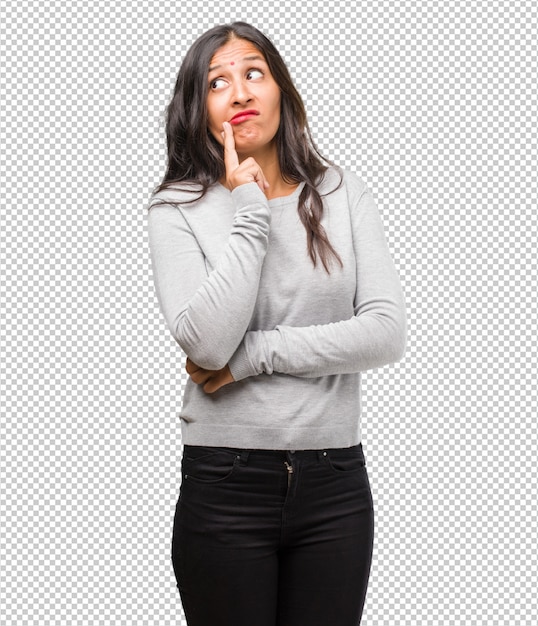 Portret van jonge Indiase vrouw twijfelen en verward, denken aan een idee of bezorgd over iets