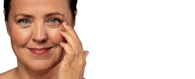 Portret van oudere vrouw met natuurlijke make-up en heldere huid