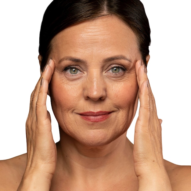 Portret van oudere vrouw met natuurlijke make-up en heldere huid