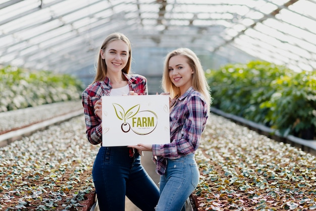 Portret van schattige jonge meisjes die zich voordeed op een boerderij