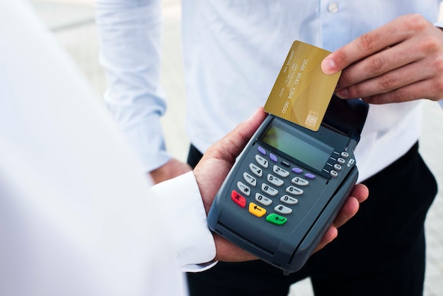 Pos terminal en creditcard met zakenlieden buitenshuis