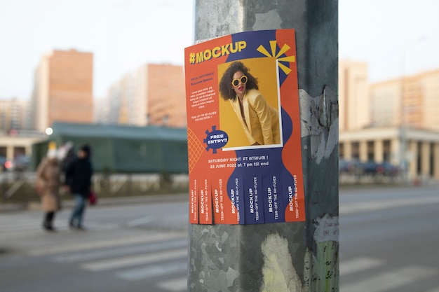 PSD poster mock-up in grunge-stijl op straatlantaarnpaal