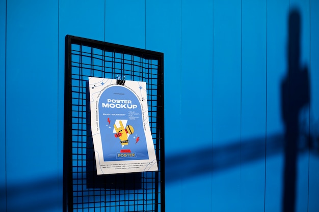 Mockup di poster su una recinzione a griglia