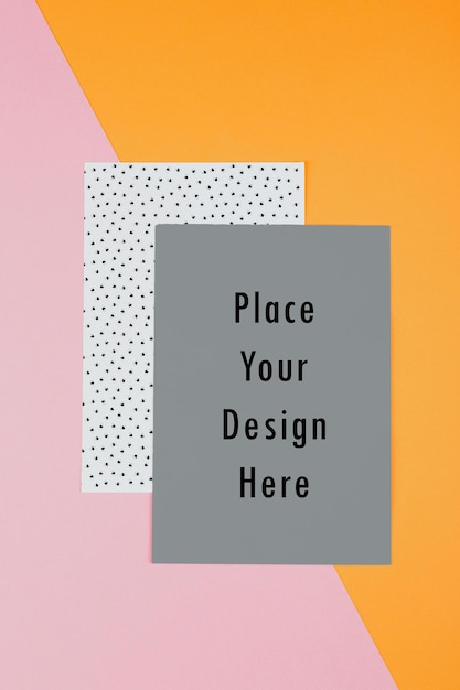 Poster Mockup PSD met grijs en polka dot papier
