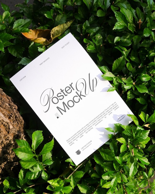 Poster Mockup w bujnej zieleni środowisko naturalne