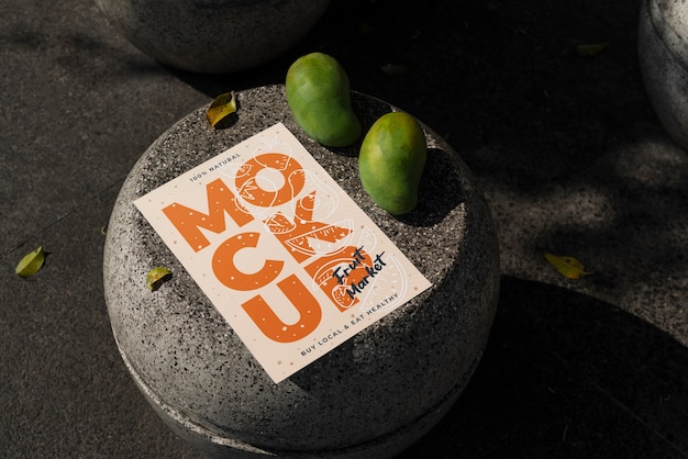 Postermodel op de vloer met Braziliaanse mango